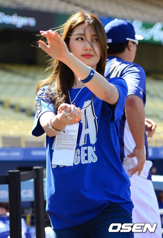 CNBLUE's Yonghwa and miss A's Suzy Enjoy a LA Dodgers' Game