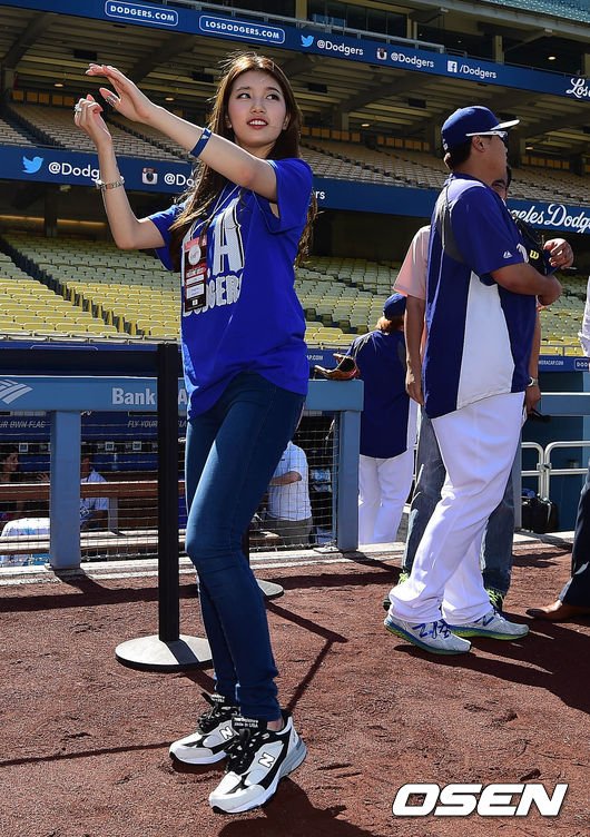 allkpop] Suzy throws the ceremonial first pitch at Dodger Stadium