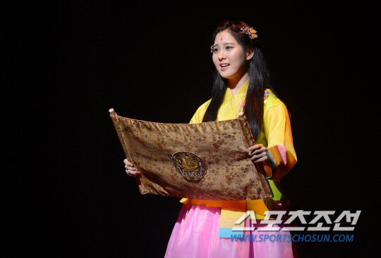 [OTHER][04-12-2013]Hình ảnh mới nhất từ vở nhạc kịch "The moon that embraces the sun" của SeoHyun 2014012001001984500125041