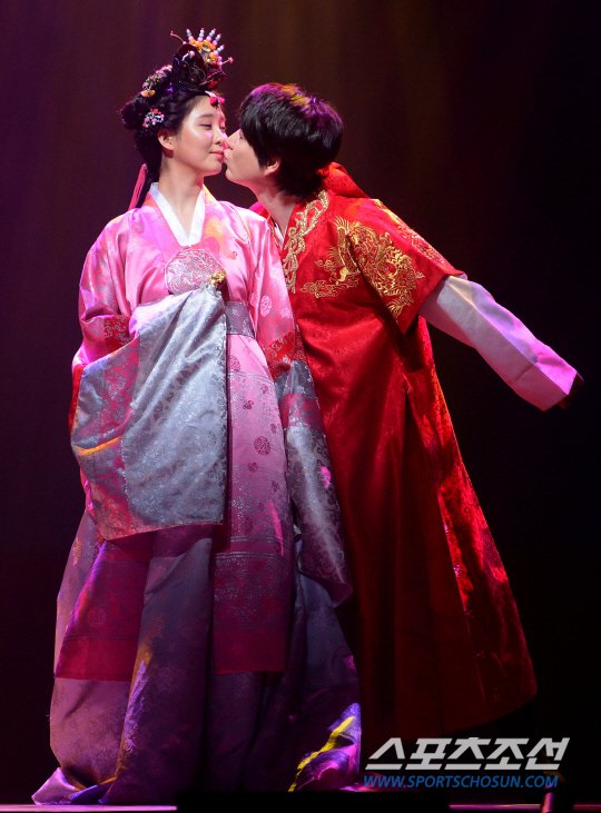 [OTHER][04-12-2013]Hình ảnh mới nhất từ vở nhạc kịch "The moon that embraces the sun" của SeoHyun 2014012001001986600125131