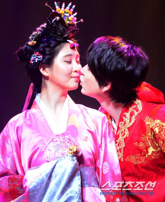 [OTHER][04-12-2013]Hình ảnh mới nhất từ vở nhạc kịch "The moon that embraces the sun" của SeoHyun 2014012001001986900125141