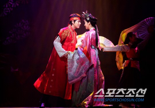 [OTHER][04-12-2013]Hình ảnh mới nhất từ vở nhạc kịch "The moon that embraces the sun" của SeoHyun 2014012001001987300125211