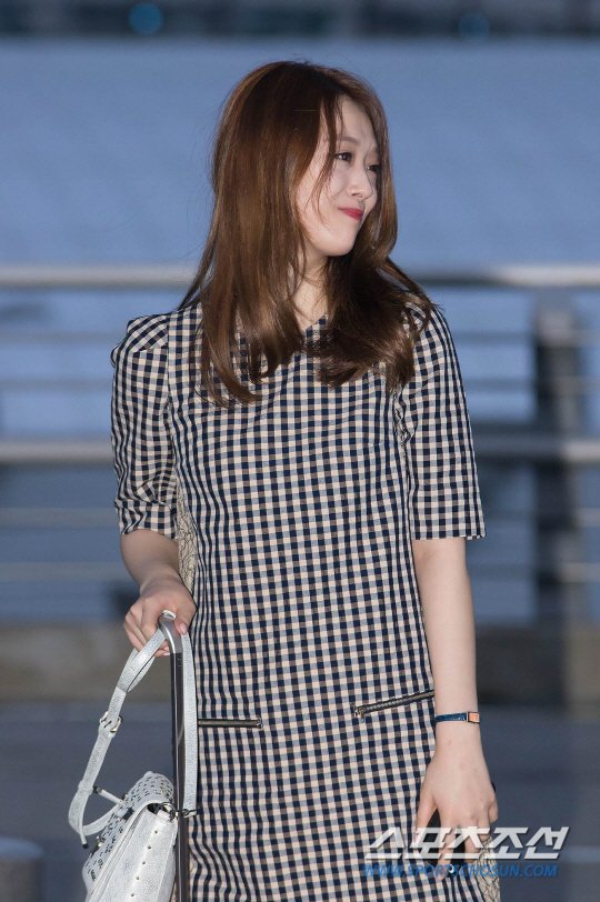 [صور] ” سولي ” في مطار Incheon متجهة إلى هاواي لأجل جلسة تصوير JILL by JILLSTUART و مجلة Vogue Girl ~ 2014061001000888400059611