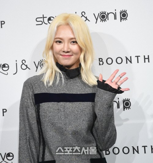[PIC][18-10-2016]HyoYeon tham dự sự kiện ra mắt BST Xuân - Hè của thương hiệu "Steve J & Yoni P" trong khuôn khổ "2017 S/S HERA Seoul Fashion Week" vào hôm nay 2016101801000796400058071