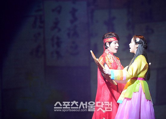 [OTHER][04-12-2013]Hình ảnh mới nhất từ vở nhạc kịch "The moon that embraces the sun" của SeoHyun 201411061390196371