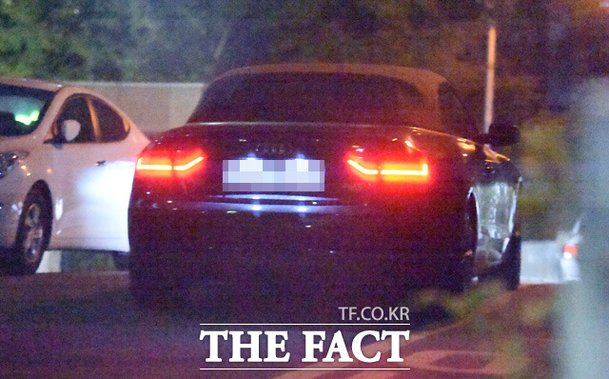 '이솜아, 잘자요' 데이트를 마친 뒤 이솜을 집 앞에 안전히 내려준 자이언티가 이솜의 집 앞에서 여자 친구가 안전히 도착하는지 바라보고 있다. /이새롬 기자