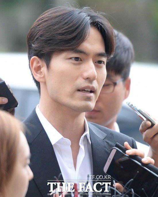 이진욱 고소 여성 구속영장 기각. 배우 이진욱을 성폭행 혐의로 고소한 여성 A씨에 대한 무고 혐의 구속영장은 '소명 부족'을 이유로 기각됐다. 사진은 지난달 17일 경찰조사를 받기 위해 출두할 당시 이진욱. /이덕인 기자