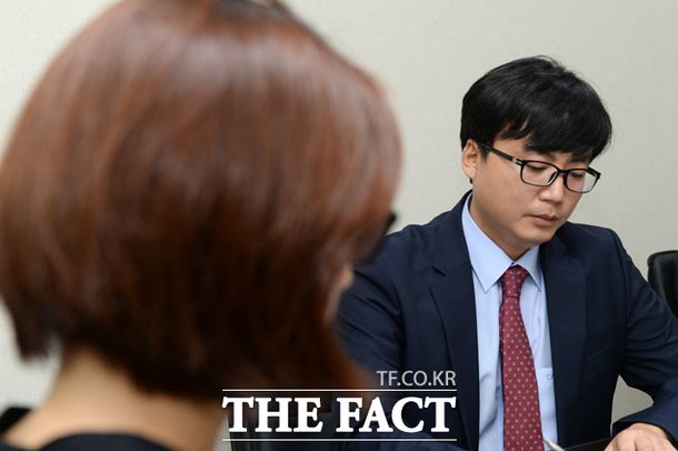 배우 이진욱 고소녀 A씨-법무법인 다한 정지영 변호사(오른쪽).  배우 이진욱을 성폭행 혐의로 고소한 A 씨는 4일 <더팩트 /></div>와 인터뷰에서
