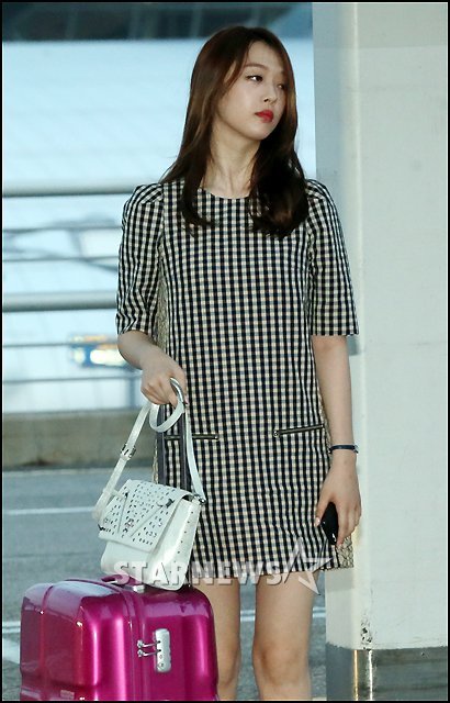 [صور] ” سولي ” في مطار Incheon متجهة إلى هاواي لأجل جلسة تصوير JILL by JILLSTUART و مجلة Vogue Girl ~ 2014060920110930592_1