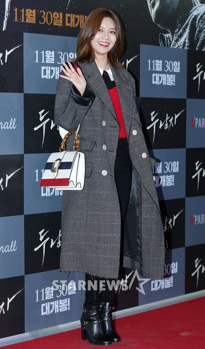 [PIC][22-11-2016]SooYoung và YoonA tham dự buổi công chiếu VIP của Movie "Derailed" vào tối nay - Page 2 2016112220210798049_1