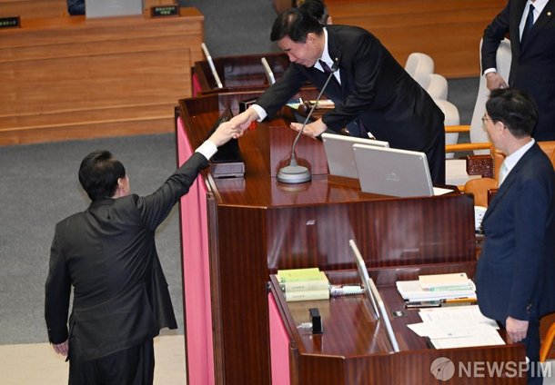 윤석열 대통령 김진표 국회의장과 악수 네이트 뉴스