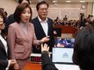 "윤석열 오빠에 무슨 도움" "尹이 왜 나와"…추미애-나경원 또 충돌해 법사위 난장판