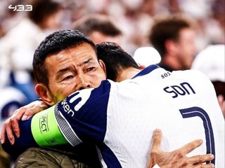 아버지 품에 안겨 펑펑 운 손흥민→해외도 '감동'…축구팬들 "정말 멋진 장면"