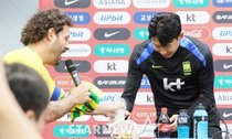 [포토] 손흥민 '내 귀에 캔디, 브라질 캔디'