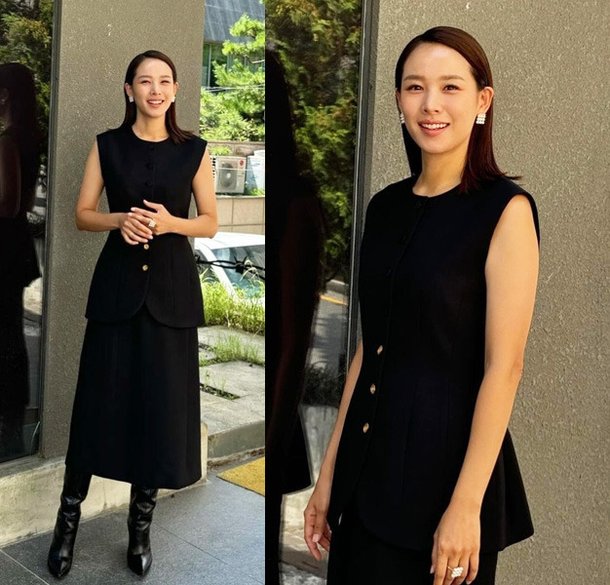 Jo Yunhee, 'sculpture-like beauty' elegant black jacket-long skirt fashion