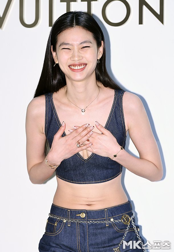 정호연 &apos;과감 노출 의상에 바쁜 손&apos; [MK포토]