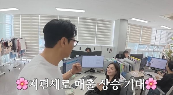 크게 시작하지 말랬지…송지효, 걱정 넘은 속옷사업 &apos;매출 반등&apos;