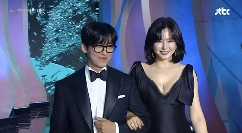 이하늬, 둘째 품고 시상대에…블랙 드레스로 완성한 &apos;완벽한 여신 복귀&apos;[제61회 백상예술대상]