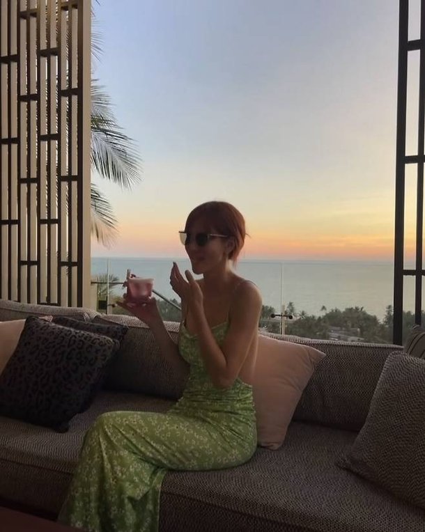 두 아이 엄마 맞아?…정아, 백리스 드레스로 여름 끝판왕 등극