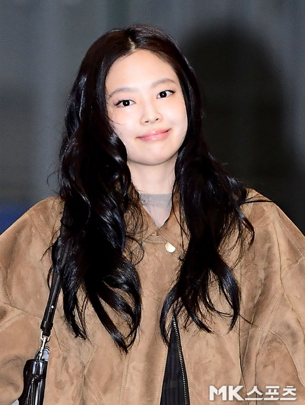 블랙핑크 제니, 친부 사칭범과 법적 다툼 끝 승소…法 출판물 전량 폐기