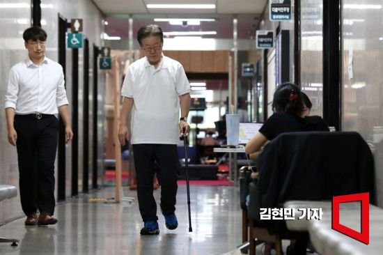 [포토] 단식 14일차, 지팡이 짚고 걷는 이재명 대표