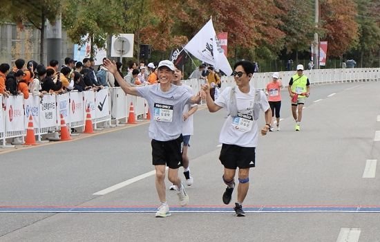 한양증권 직원과 마라톤 풀코스 완주한 임재택 사장