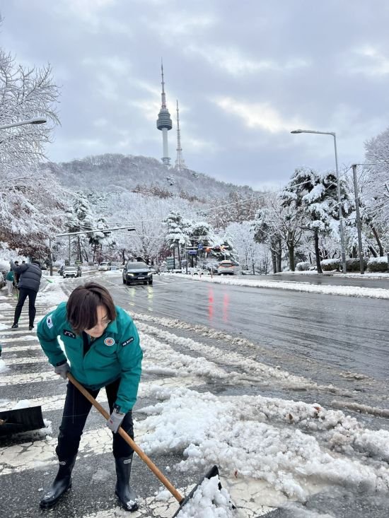 역대급 폭설에…직접 제설 팔 걷은 박희영 용산구청장