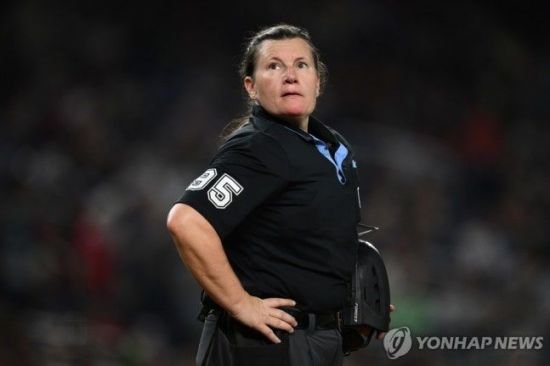 한일야구 첫 경기 주심 젠 파월