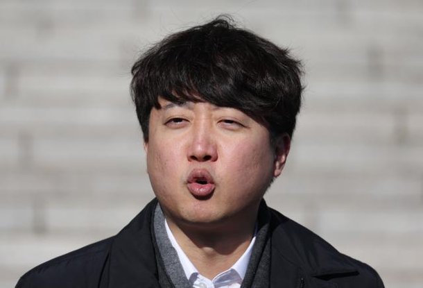 이준석 전 국민의힘 대표가 지난달 30일 국회 본관 앞에서 해병대 예비역 전국연대가 연 채상병 특검법 처리 촉구 시위를 마치고 취재진의 질문에 답하고 있다 사진연합뉴스