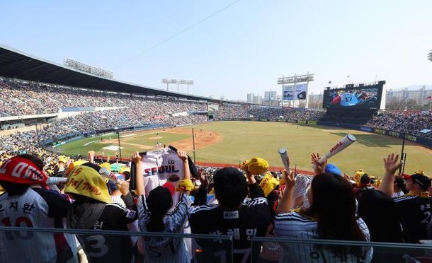KBO Season Opens with Sellout Crowds - News Directory 3