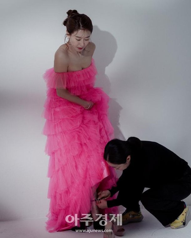 포토] 예지원, 화보 촬영 비하인드 공개 : 네이트 뉴스