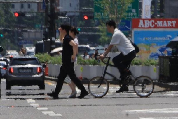 Record-breaking heatwave sweeps across the nation, Yangsan in Gyeongnam hits 42.5 degrees