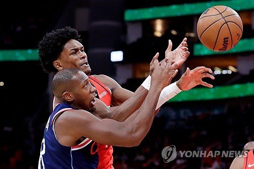 휴스턴 로켓츠와 LA 클리퍼스 리바운드 경합 장면
