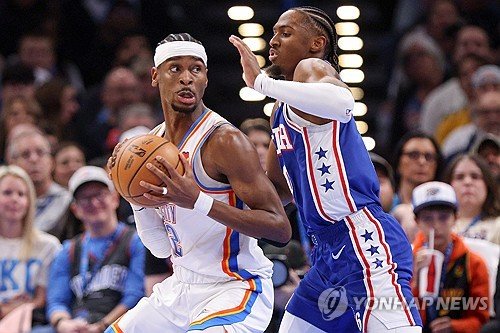 오클라호마시티 대 필라데피아 경기 사진(샤이 길저스-알렉산더와 타이리스 맥시)