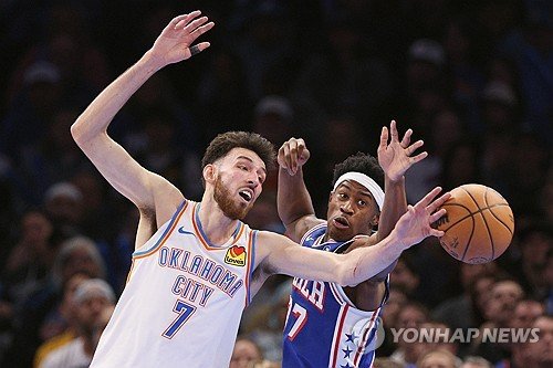 쳇 홈그렌과 필라데피아 선수의 리바운드 경합