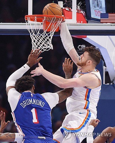 하텐슈타인의 덩크 시도 장면과 드러먼드의 수비