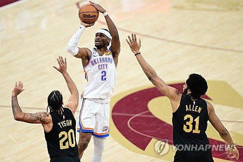 오클라호마시티 셰이 길저스-알렉산더와 클리블랜드 수비 장면