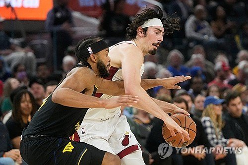 마이애미 히트 vs 골든스테이트 워리어스 경기 장면