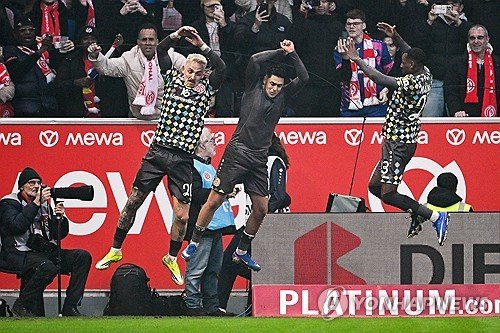 FSV Mainz 05 - FC Augsburg 경기 장면