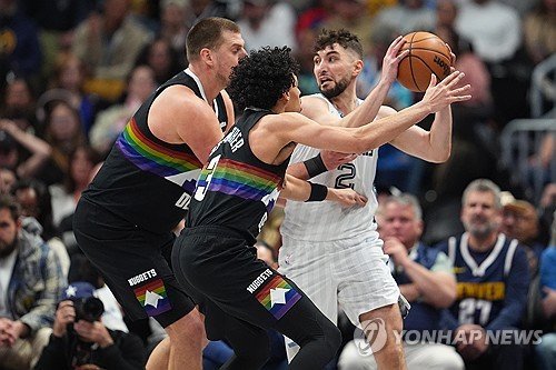 멤피스가 덴버 수비에 갇히는 장면(AP)