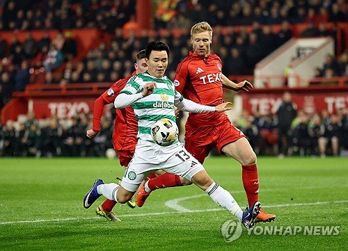 애버딘 대 셀틱 경기 중 양현준 볼 컨트롤