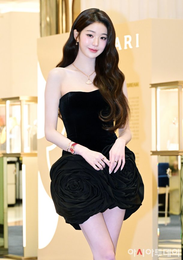 [포토]장원영, 불가리 '디바스 드림' 팝업 빛낸 홀리데이 뮤즈