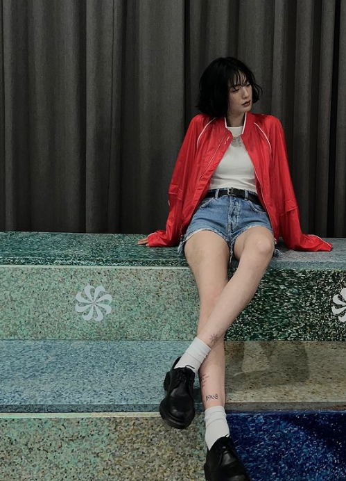 나나, 핫팬츠로 뽐낸 섹시 각선미 : 네이트 연예