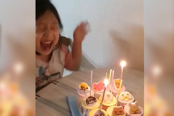 고 황예서 양 아버지가 지난 9일 한 온라인 커뮤니티에 올린 심경 글에 담긴 사진. 예서 양이 생일을 맞아 기뻐하는 모습이 담겨 있다. 유족 제공