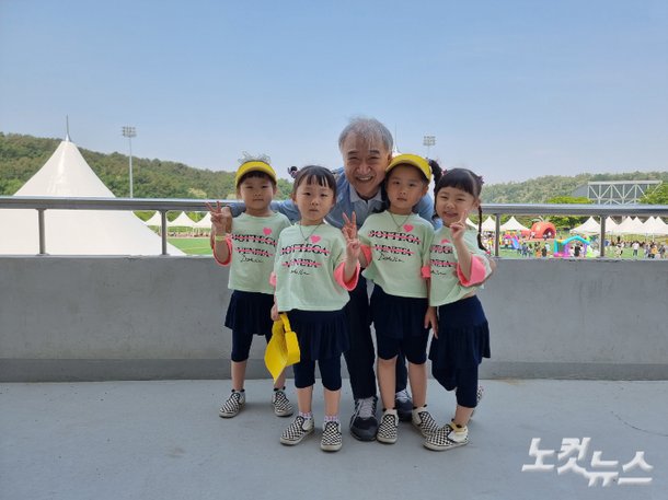 네쌍둥이 홍하랑, 홍하서, 홍하율, 홍하윤 양이 전종관 교수와 만나 사진을 찍었다. 임민정 기자