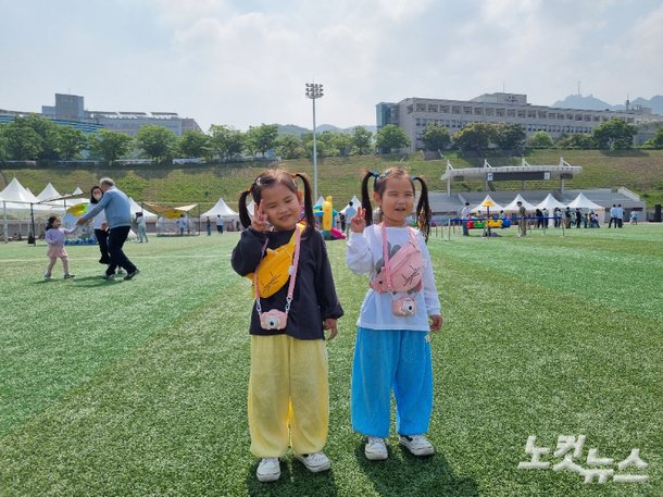 쌍둥이 김리나, 김리안 어린이가 쌍둥이 플러스 홈커밍데이에 참석해 포즈를 취하고 있다. 임민정 기자