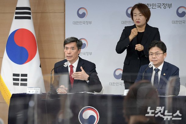 박구연왼쪽 국무조정실 국무1차장이 19일 정부서울청사에서 후쿠시마 시찰단 방일 활동계획을 설명하고 있다. 박종민 기자