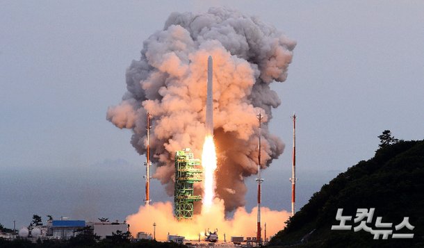 25일 오후 전남 고흥군 나로우주센터에서 국내 처음으로 실용 위성을 탑재한 누리호KSLV-Ⅱ가 우주로 향하고 있다. 한국항공우주연구원 제공