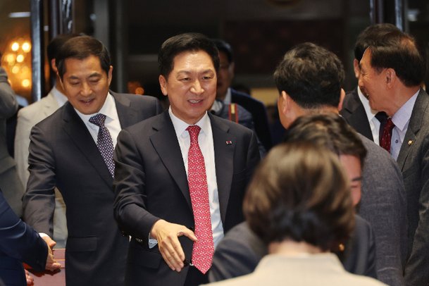 국민의힘 김기현 대표가 21일 오후 국회에서 열린 의원총회에 입장하고 있다. 연합뉴스