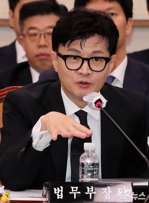 한동훈 법무부 장관이 26일 서울 여의도 국회에서 열린 법제사법위원회 전체회의에서 의원들의 질의에 답하고 있다. 윤창원 기자